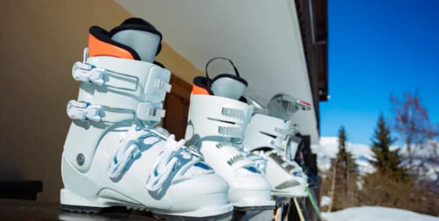 Ile ważą buty narciarskie? Odkryj, co wpływa na ich wagę Ile ważą buty narciarskie? Odkryj, co wpływa na ich wagę