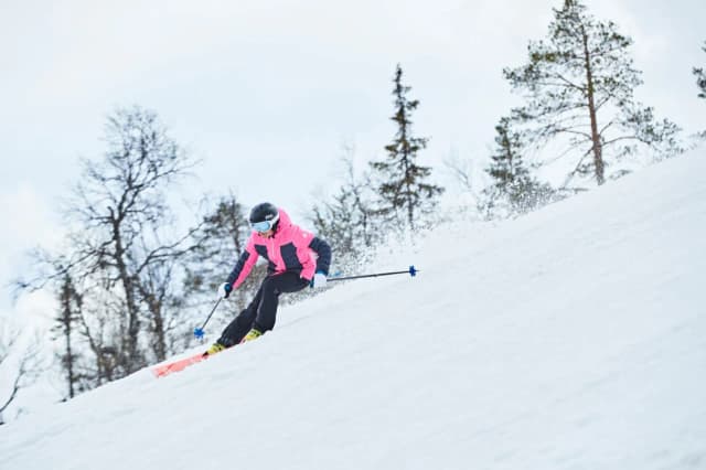 Kurtka narciarska na co dzień – stylowe i funkcjonalne rozwiązania na zimę Kurtka narciarska na co dzień – stylowe i funkcjonalne rozwiązania na zimę